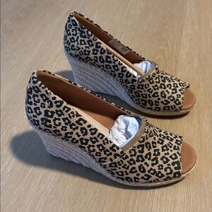 NIB TOMS Michelle Wedge Sandal Leopard Print Peep Toe Wedges size 6